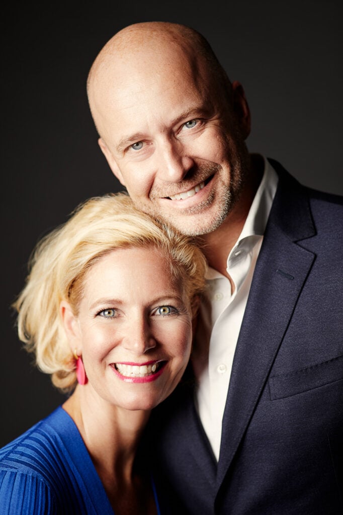 Paarshooting in München: modernes Studio-Portrait mit klarer, eleganter Bildsprache.