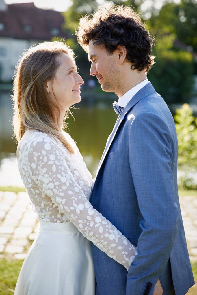 Paarshooting in München: natürliches Outdoor-Portrait mit authentischer Nähe.
