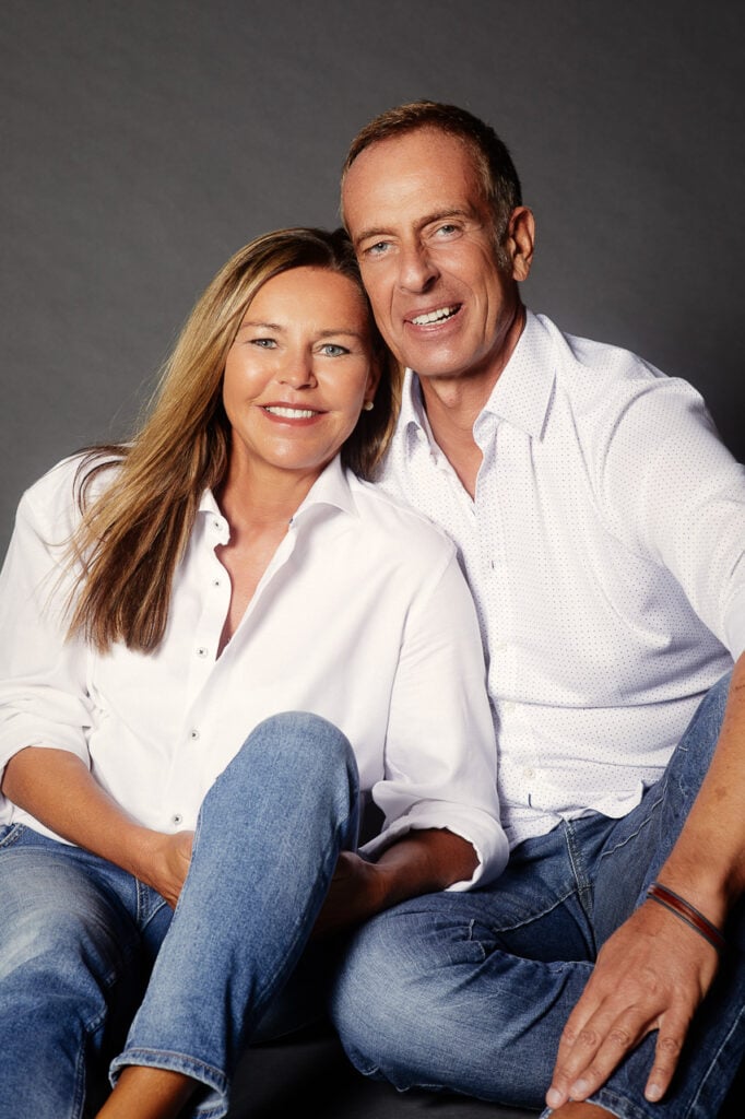 Paarshooting in München: entspanntes Studio-Foto in Jeans und Hemd, natürlich und nah.