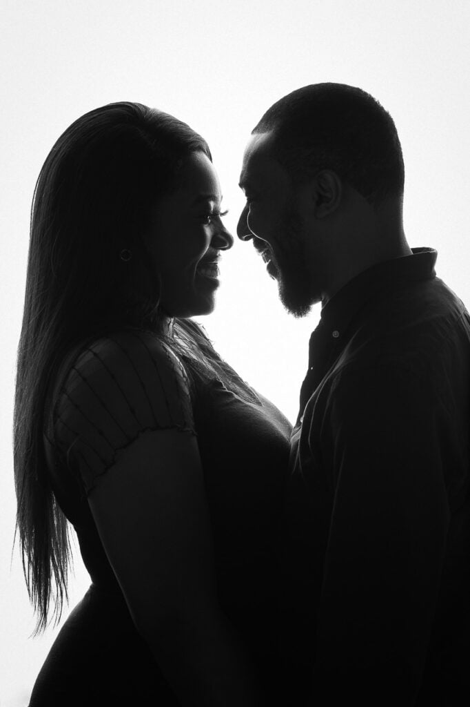 Paarshooting in München: zeitlose Silhouette als ausdrucksstarkes Schwarzweiß-Motiv.