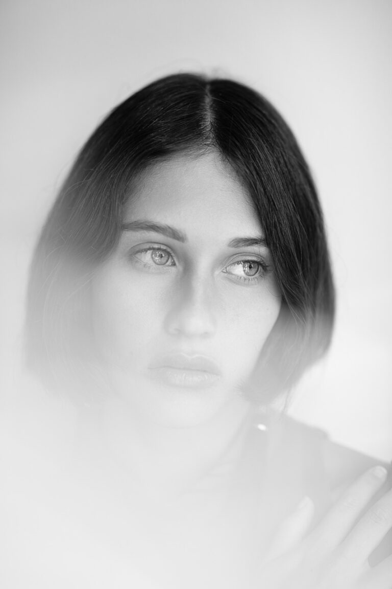 Editorial Schwarzweiß-Portrait von Sarah S. mit grafischem Styling