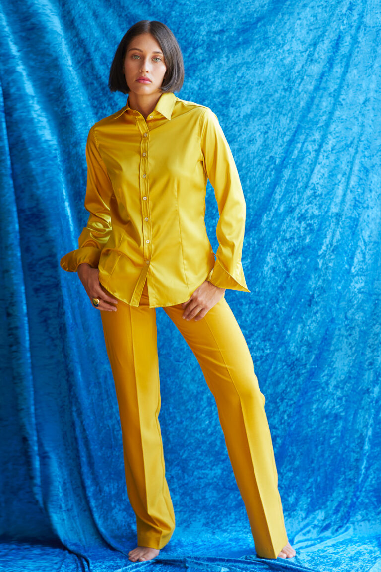 Ganzkörper-Sedcardfoto von Sarah S. – klare, moderne Bildsprache