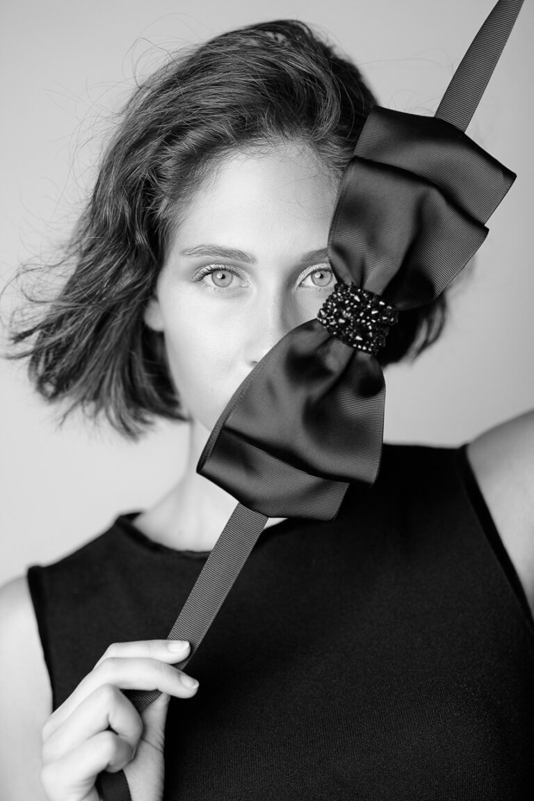 Editorial Schwarzweiß-Portrait von Sarah S. mit grafischem Styling