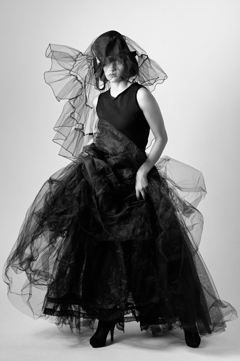 Fashion-inspiriertes Ganzkörperportrait mit klarer Haltung – Sedcard Shooting