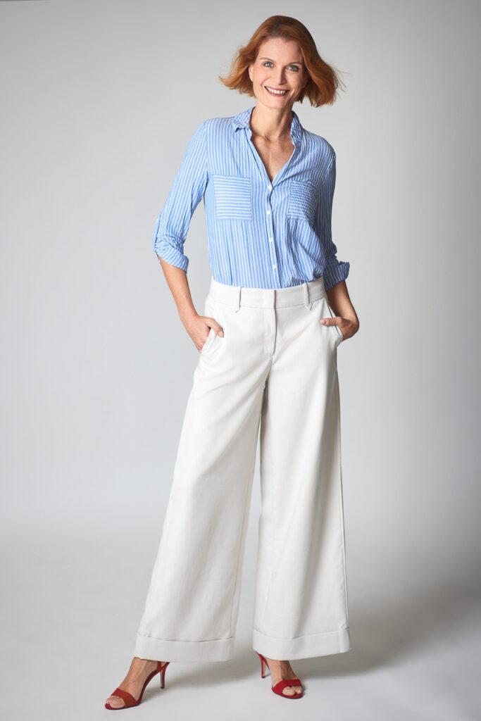 Helles Studio-Portrait einer Frau, aufgenommen von Francesco Rizzato in München.