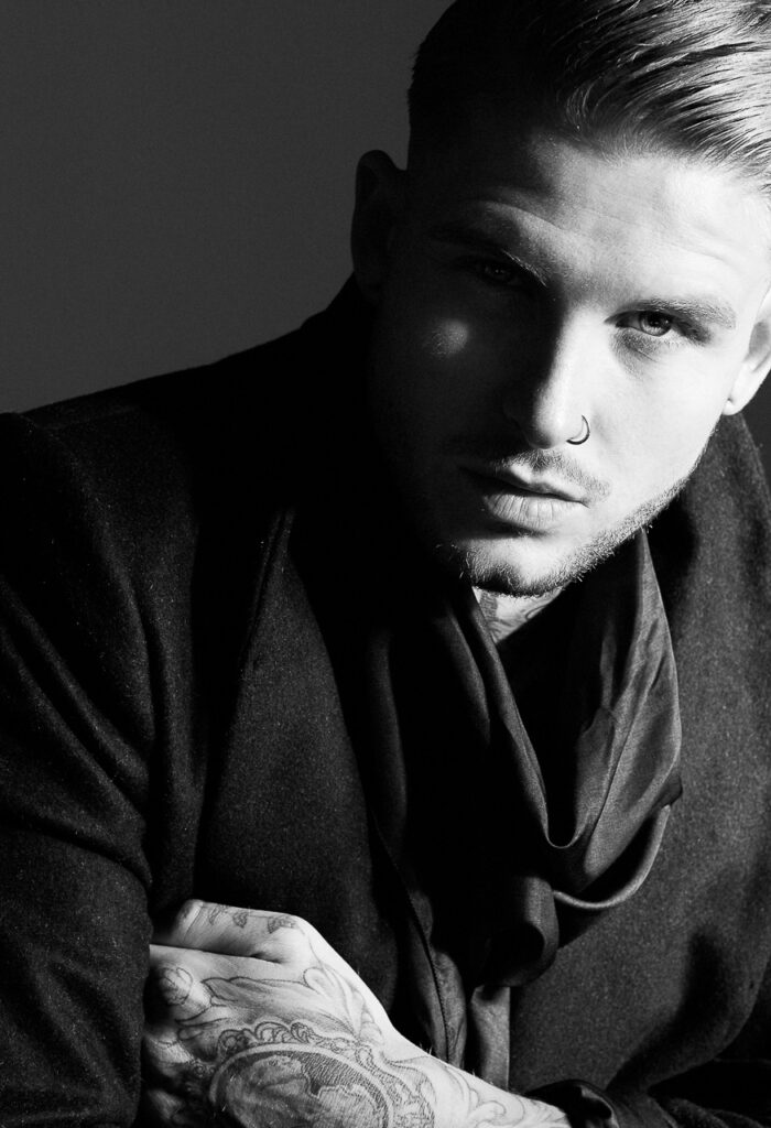 Schwarzweiß-Portrait eines Mannes im Studio – Portrait Fotograf München, Francesco Rizzato.