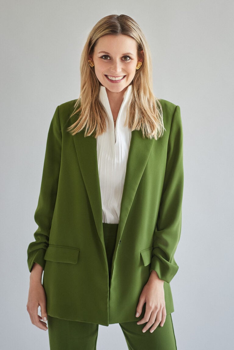 Business Portrait einer Frau im grünen Blazer, stehend, Studio Münche