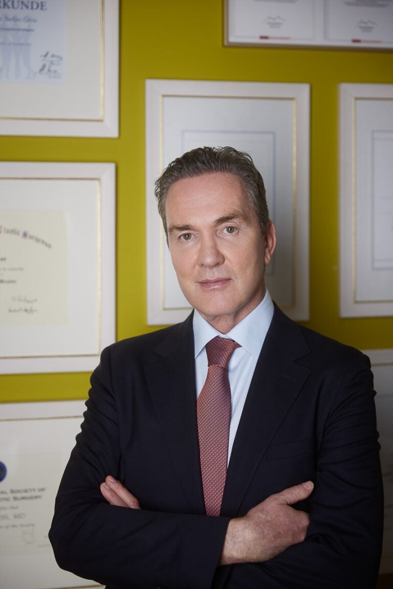Business Portrait eines Arztes vor Zertifikaten, on Location München