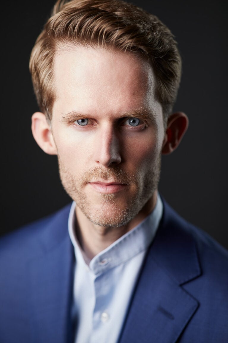 Modernes Business Portrait eines Mannes im blauen Anzug, München