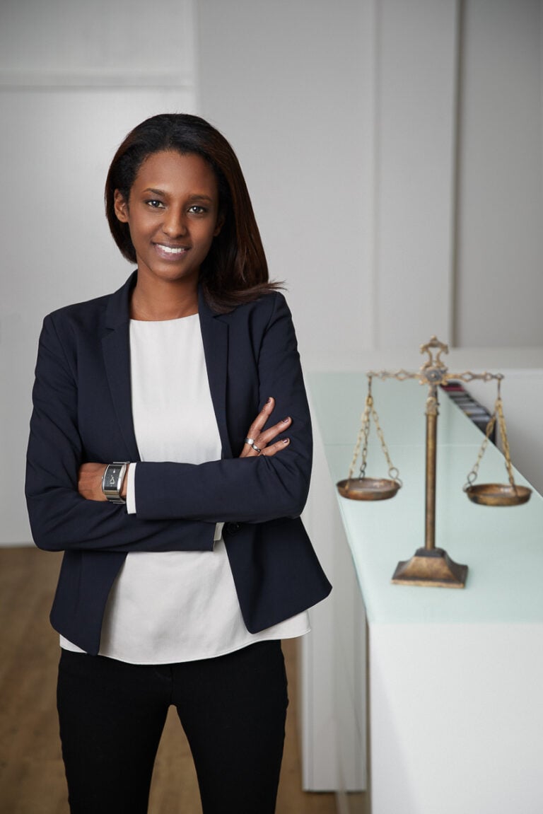 Business Portrait einer Rechtsanwältin mit Justitia, on Location München
