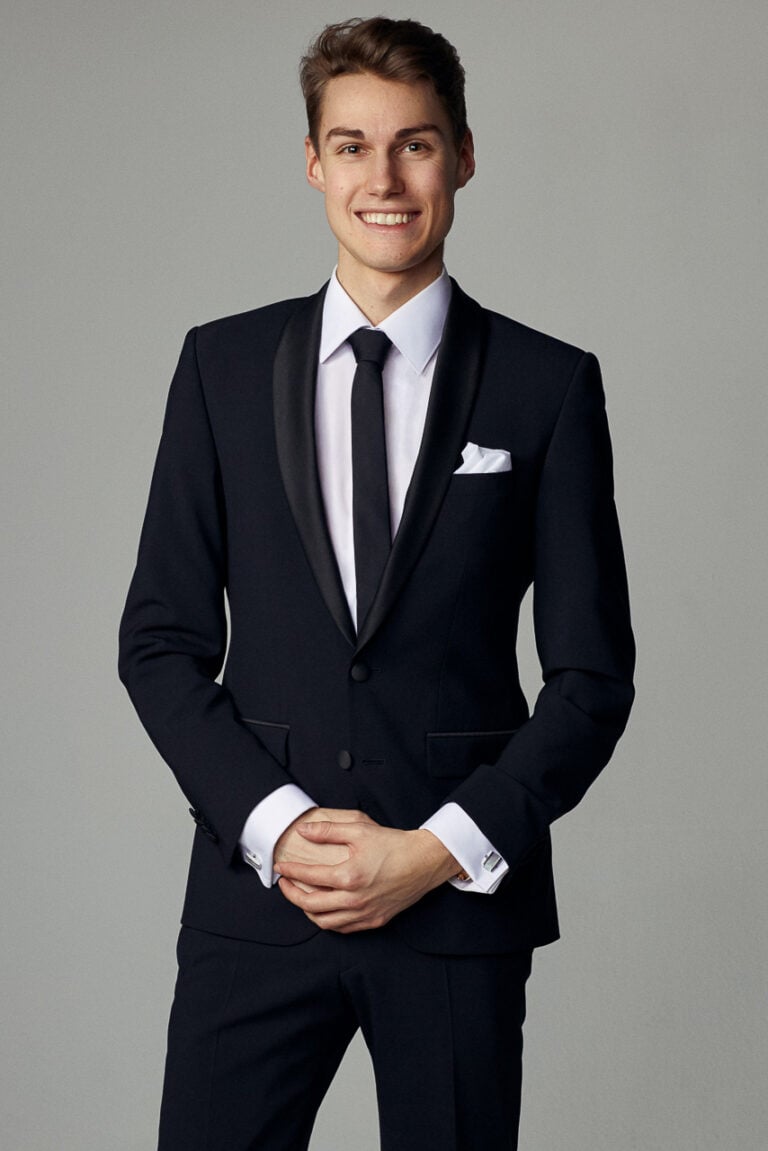 Klassisches Business Portrait eines jungen Mannes im schwarzen Anzug mit Krawatte, München