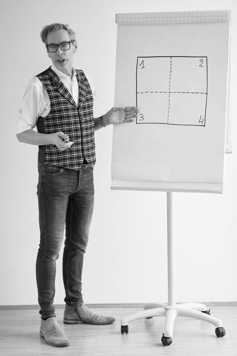 Business Portrait eines Coaches vor Whiteboard, Ganzkörper, Schwarzweiß, München