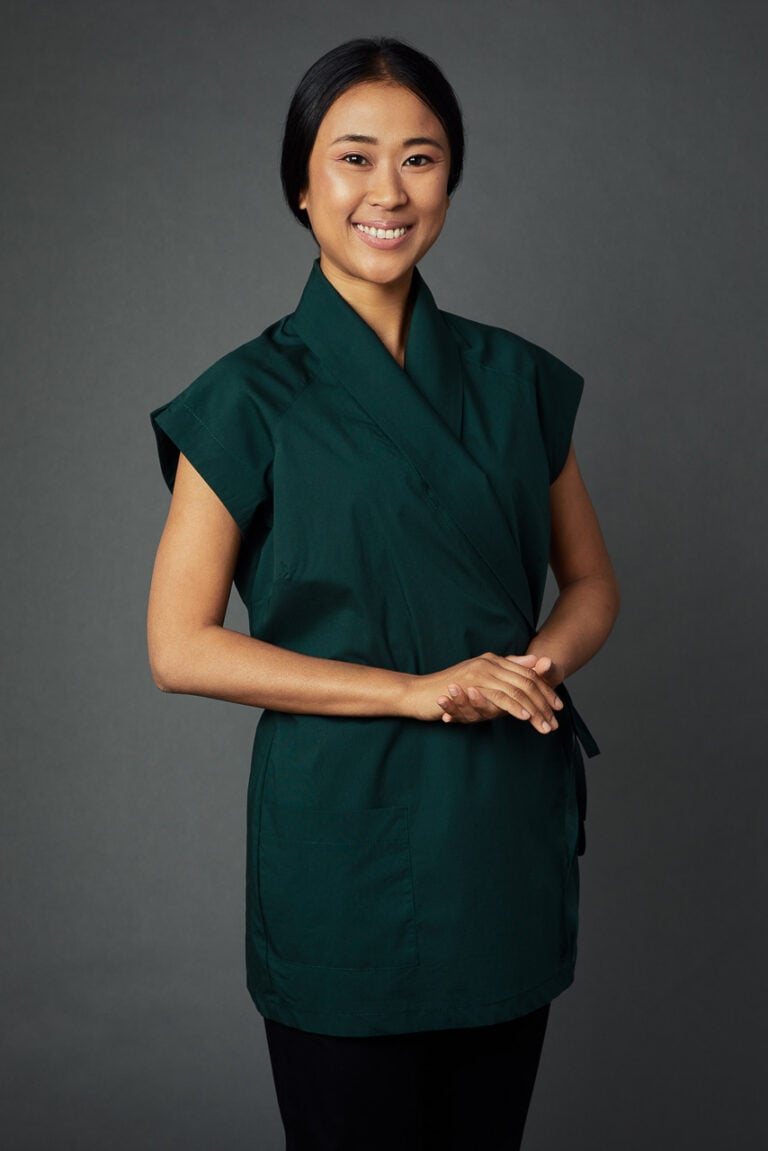 Business Portrait einer Wellness-Fachkraft in grüner Uniform, Studio München