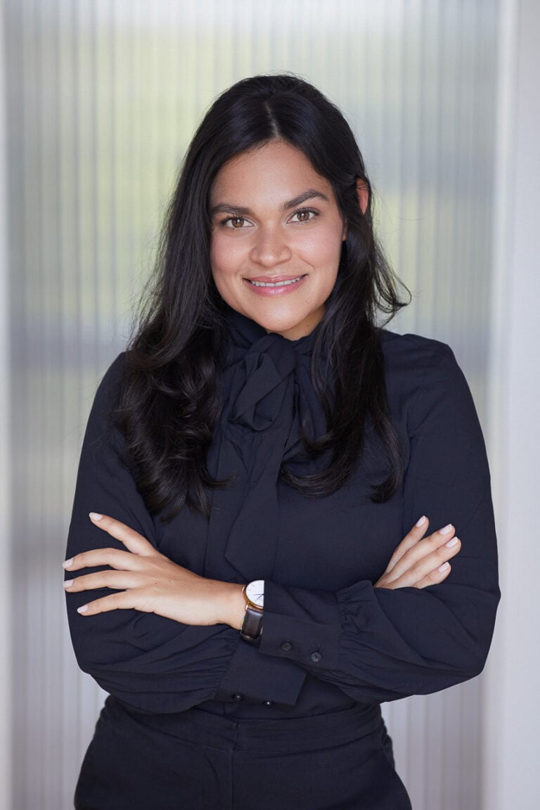 Business Portrait einer Frau mit Blazer, Arme verschränkt, Studio München