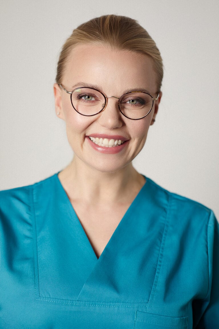 Business Portrait einer Ärztin in türkisem Kasack mit Brille, München