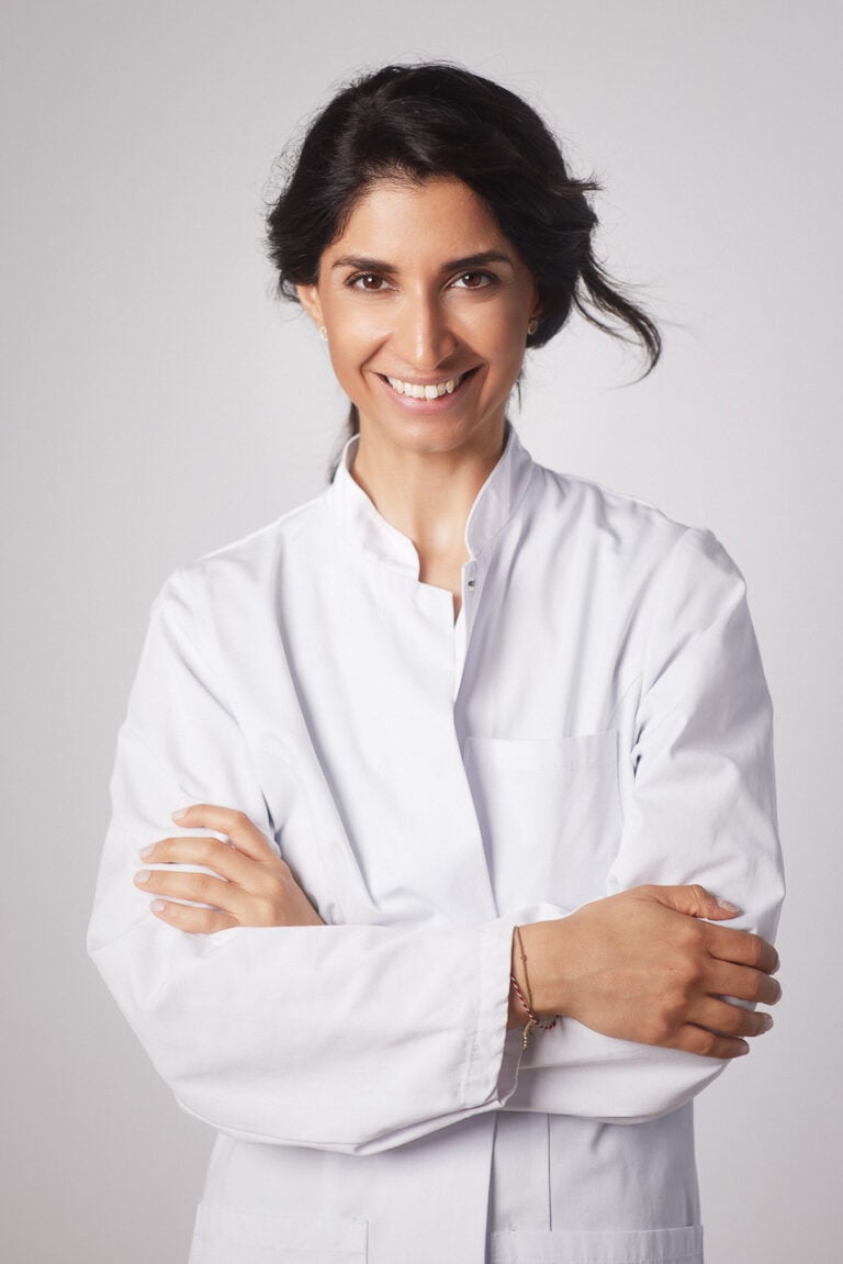 Business Portrait einer Ärztin im weißen Kittel, Arme verschränkt, München