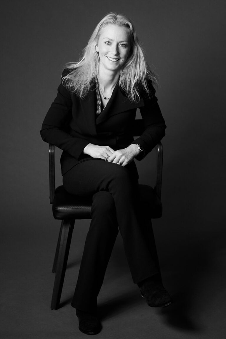 Elegantes Business Portrait einer Frau in Schwarz, sitzend, Schwarzweiß, München