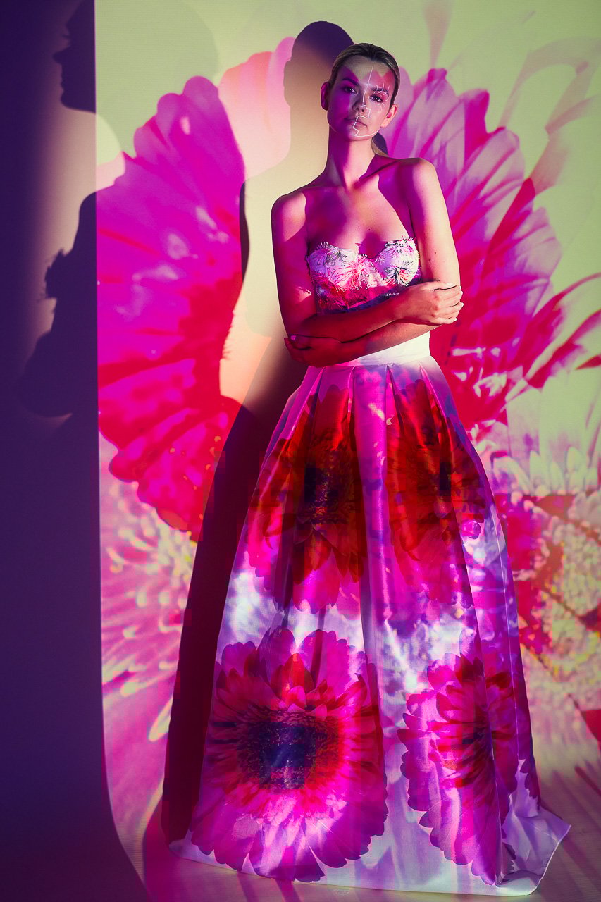 Fashion-Portrait einer Frau mit floraler Projektion, aufgenommen im Studio von Francesco Rizzato in München.