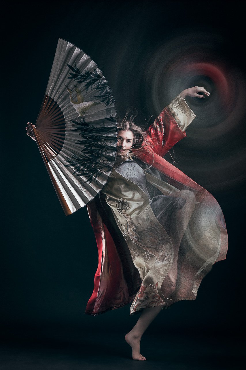Künstlerisches Portrait mit Fächer und fließender Bewegung, fotografiert von Francesco Rizzato in München.