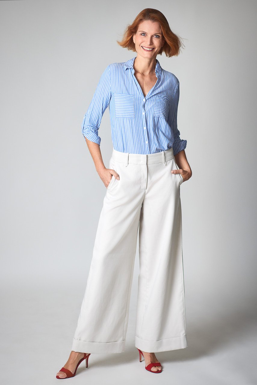 Helles Studio-Portrait einer Frau, aufgenommen von Francesco Rizzato in München.