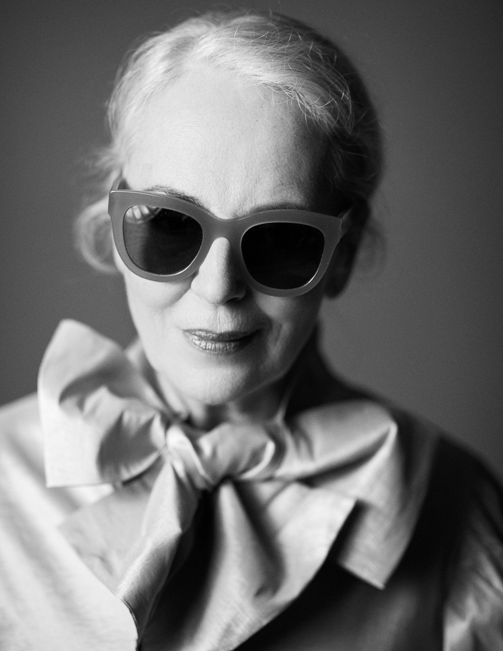 Schwarzweiß-Portrait einer älteren Frau mit Sonnenbrille, fotografiert von Francesco Rizzato in München.